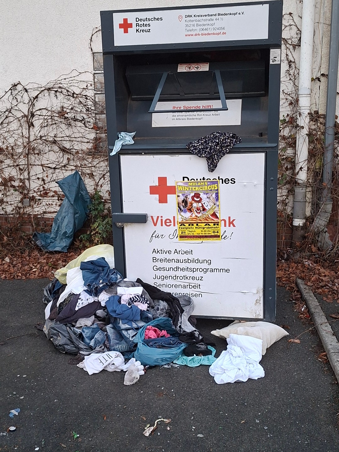 Altkleider-Container Vermüllter Altkleider-Container