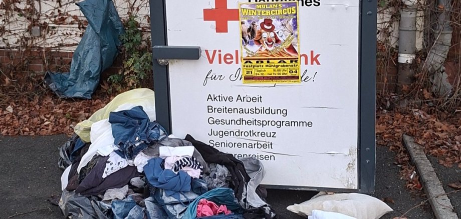 Altkleider-Container Vermüllter Altkleider-Container