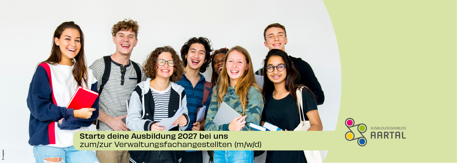 Ausbildung Eine Gruppe junger Menschen die fröhlich in die Kamera schaut
