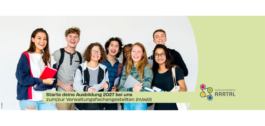 Ausbildung Eine Gruppe junger Menschen die fröhlich in die Kamera schaut