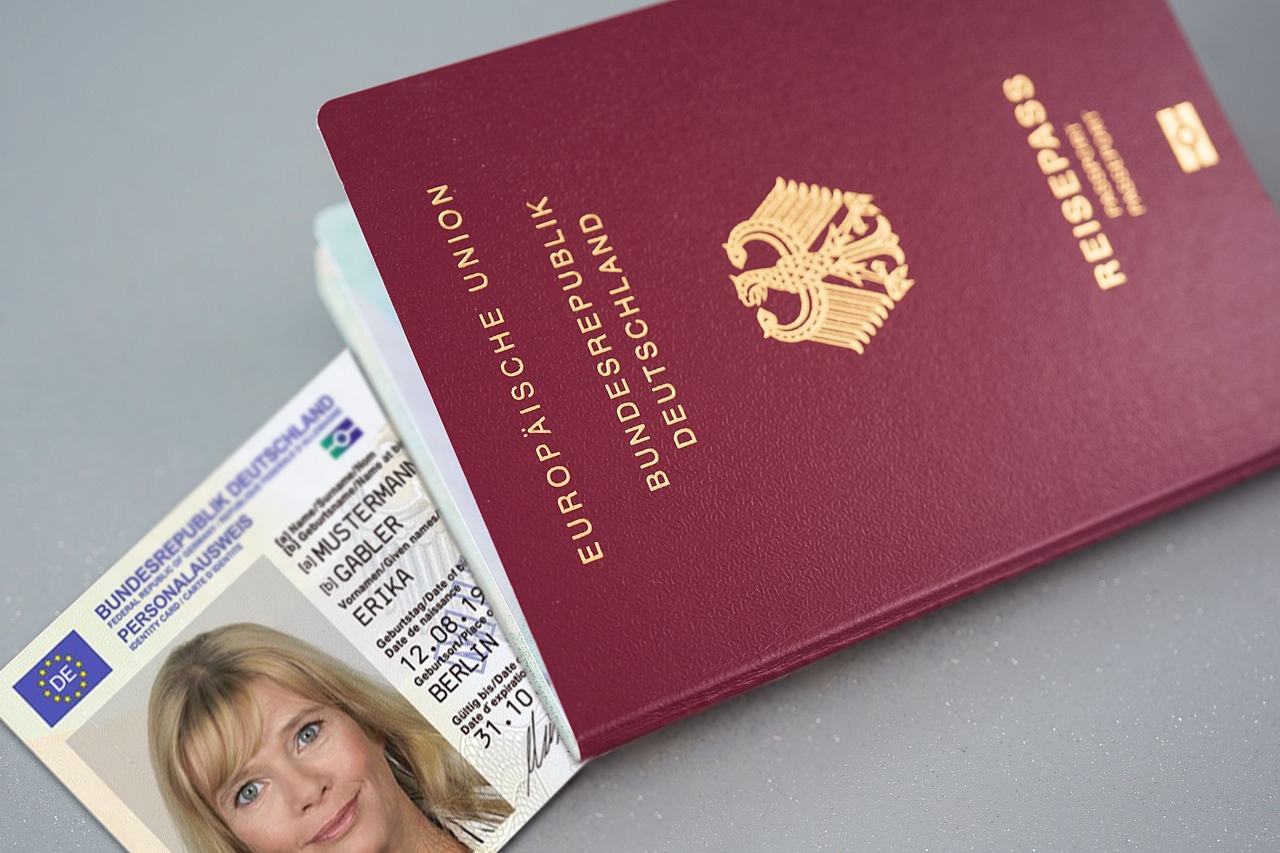 Teilaufnahme eines deutschen Personalausweises und Reisepasses