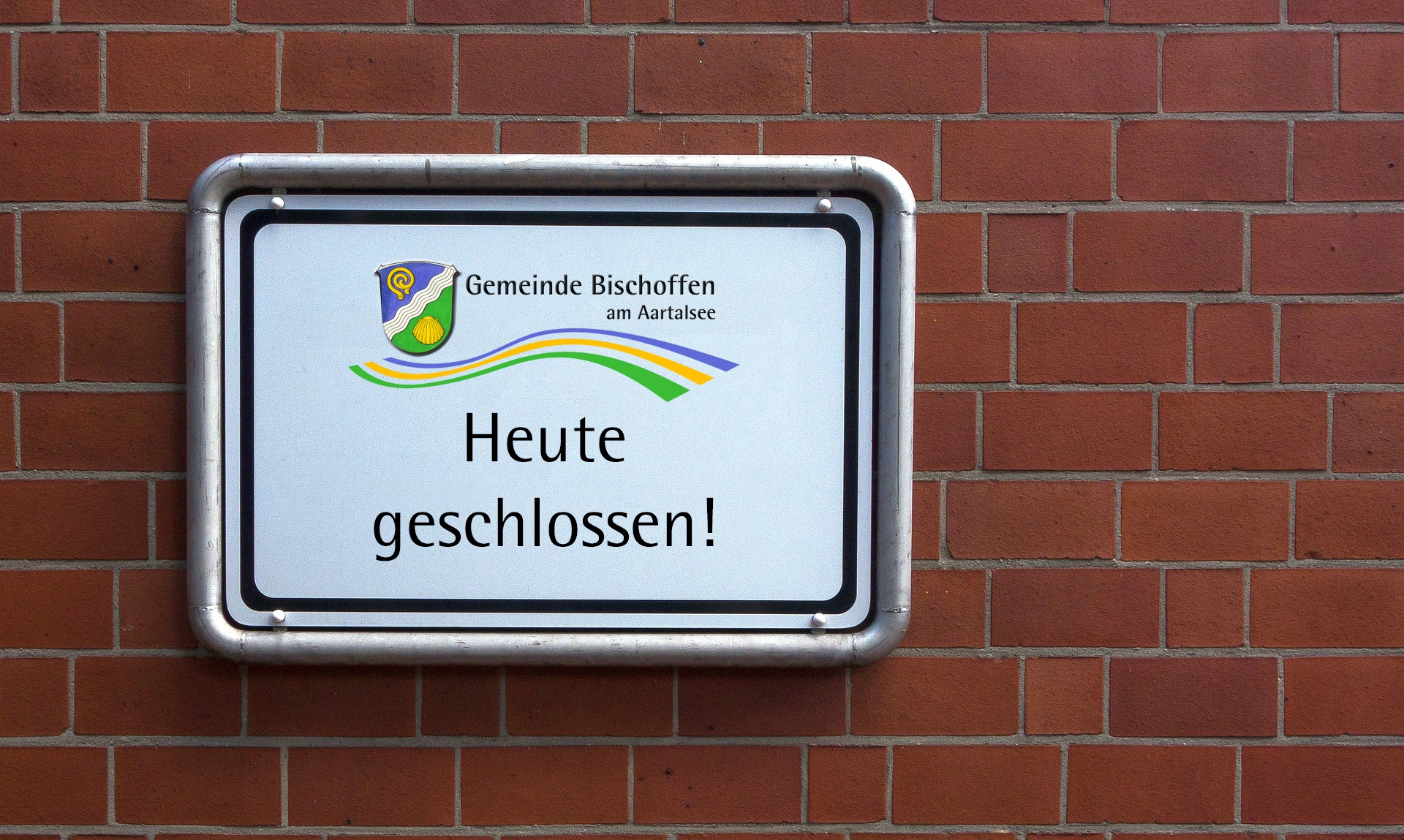 Schild an einer Backsteinwand mit dem Hinweis das geschlossen ist