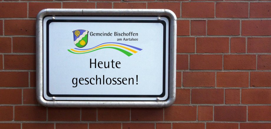 Schild an einer Backsteinwand mit dem Hinweis das geschlossen ist