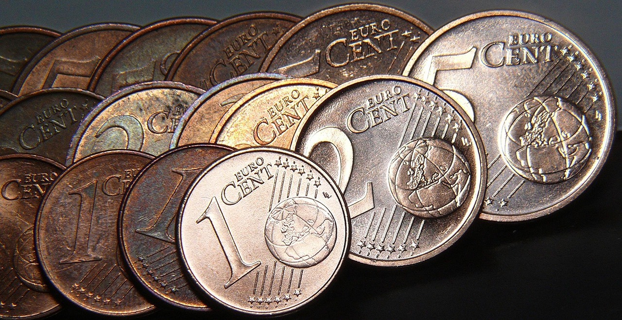Münzgeld Verschiedene Euromünzen im Wert unter einem Euro