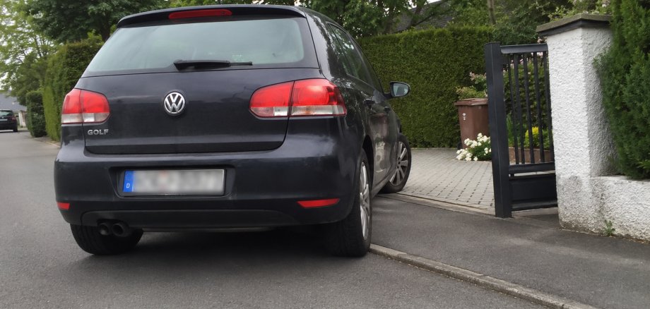 Zugeparkte Hofeinfahrt