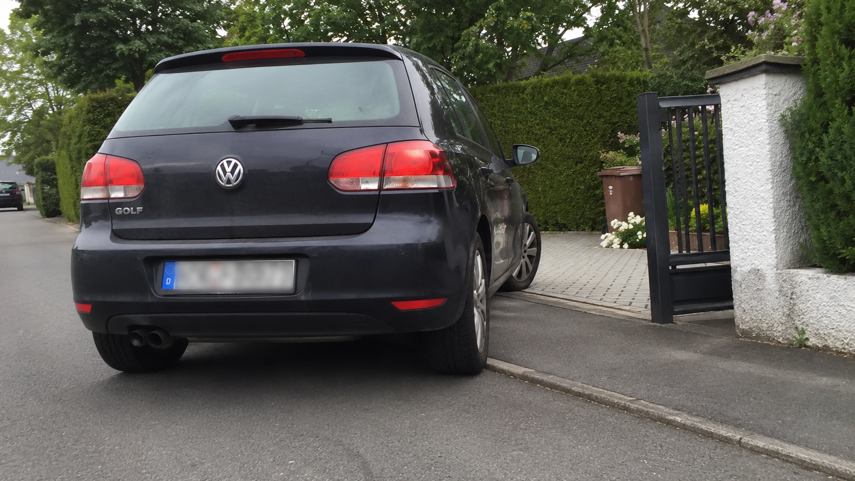Fahrzeug vor Hofeinfahrt Fahrzeug vor Hofeinfahrt