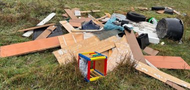 Illegal in der Landschaft entsorgter Müll