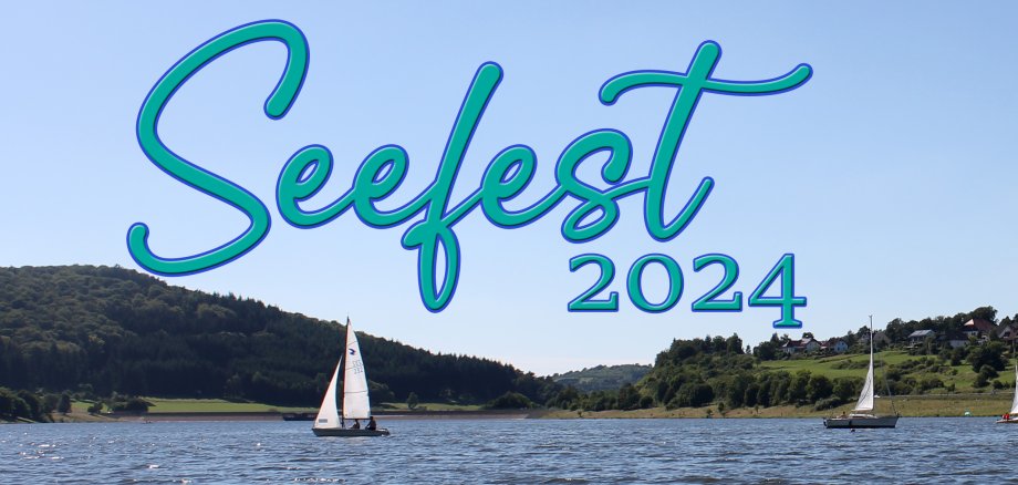 Segelboote auf dem Aartalsee Blickrichtung Hauptsperre mit Schriftzug Seefest 2024