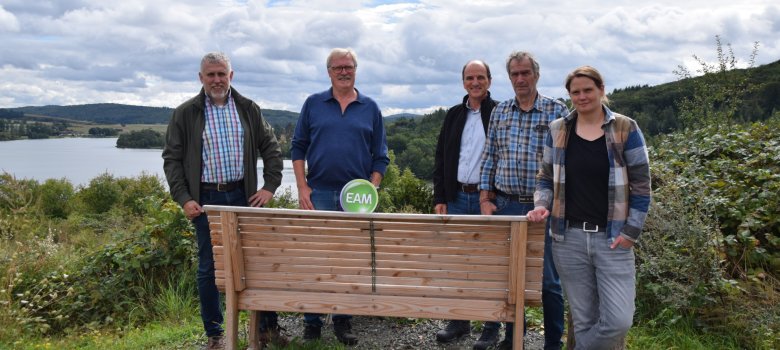 Neue Bank am Aartalsee Mitarbeiter von Gemeinde und EAM stehen an der gesponserten Bank am Aartalsee