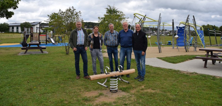 Mitarbeiter von Gemeinde und EAM stehen an de gesponserten Spielgerät am Aartalsee