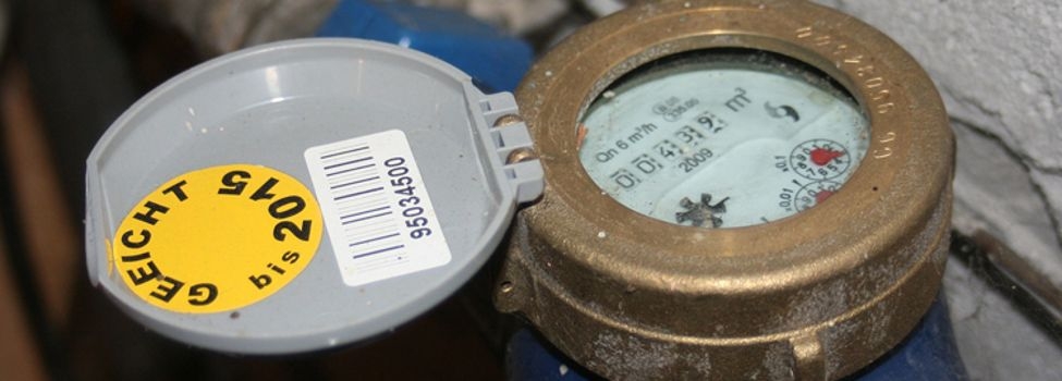 Wasseruhr mit geöffnetem Deckel