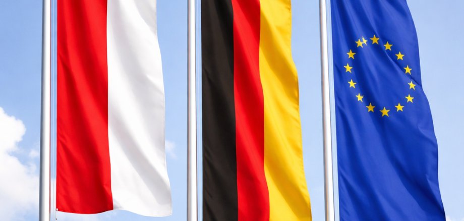 Hessische Landesflagge, Bundesflagge und Europaflagge die im Wind wehen