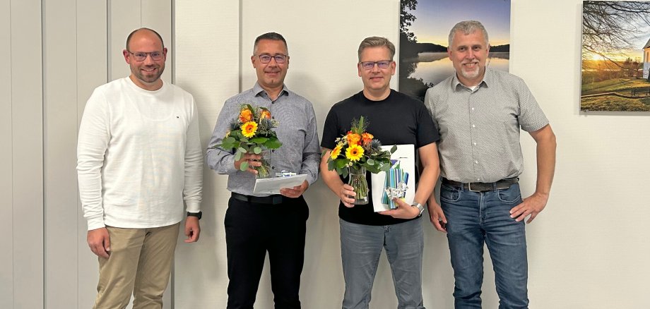 Ehrengemeindevertreter Zu sehen sind, von links nach rechts: Der Vorsitzende der Gemeindevertretung Henrik Nickel, die beiden Ehrengemeindevertreter Andreas Glatthaar und Thomas Laforce und Bürgermeister Marco Herrmann