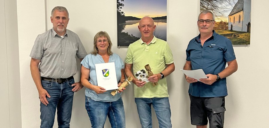 Ehrung Stadtradeln 2026 Bürgermeister Marco Herrmann und drei der erfolgreichen Teilnehmer des Stadtradelns Sandra und Kai Lorenz und Volker Mayer