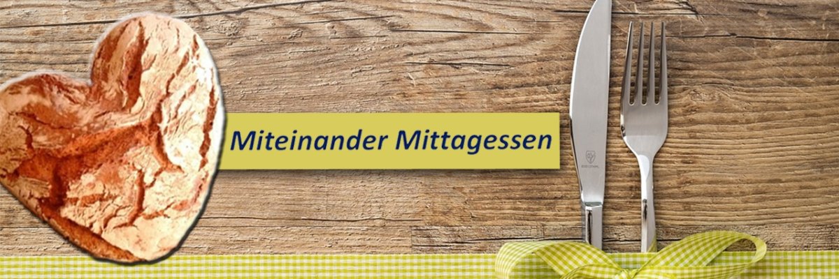 Miteinander Mittagessen Holzbrett mit Brot in Herzform und Besteck