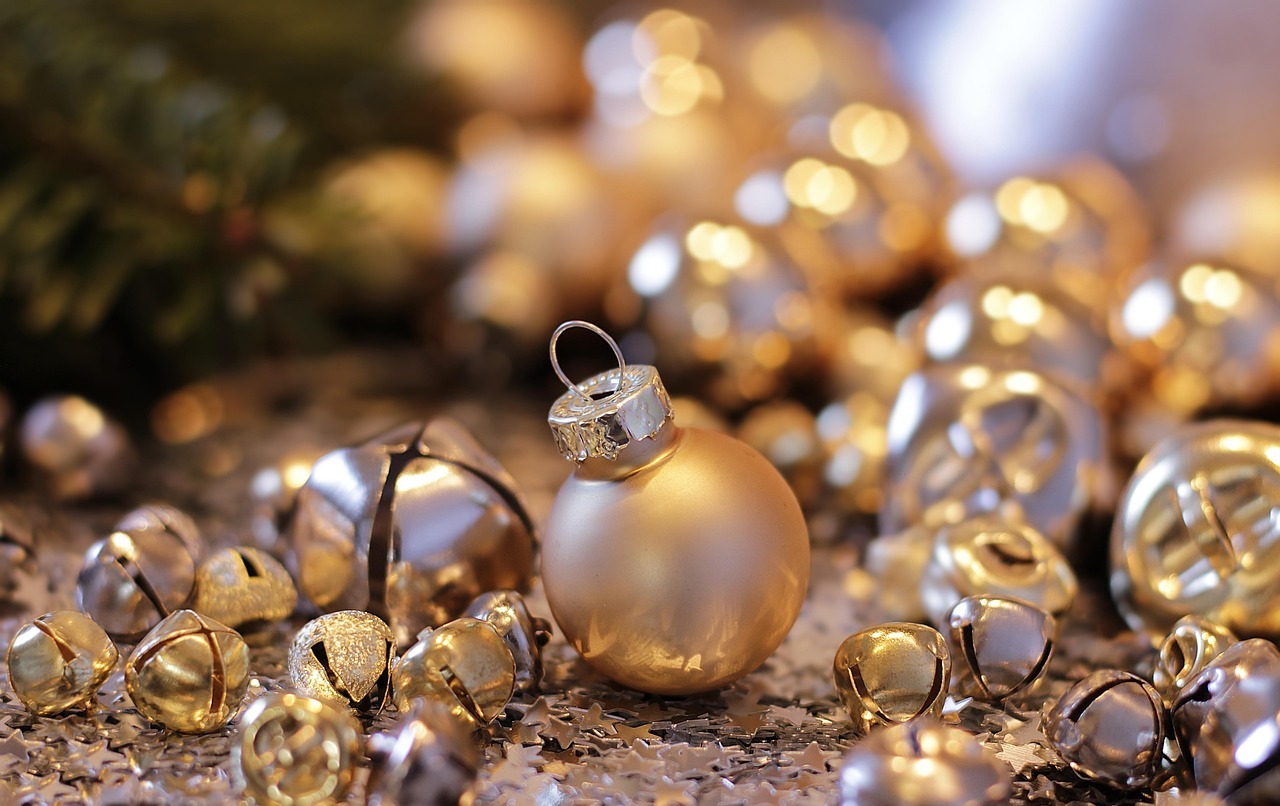 Goldene Christbaumkugeln und Glöckchen