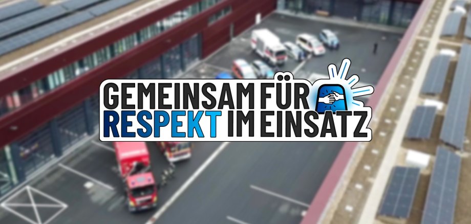 Symbolbild der Aktion Respekt im Einsatz Blick von oben auf Rettungsfahrzeuge