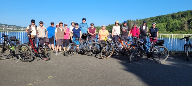 Stadtradeln 2025 Gruppenfoto der Teilnehmer am Stadtradeln auf dem Hauptdamm der Aartalsee