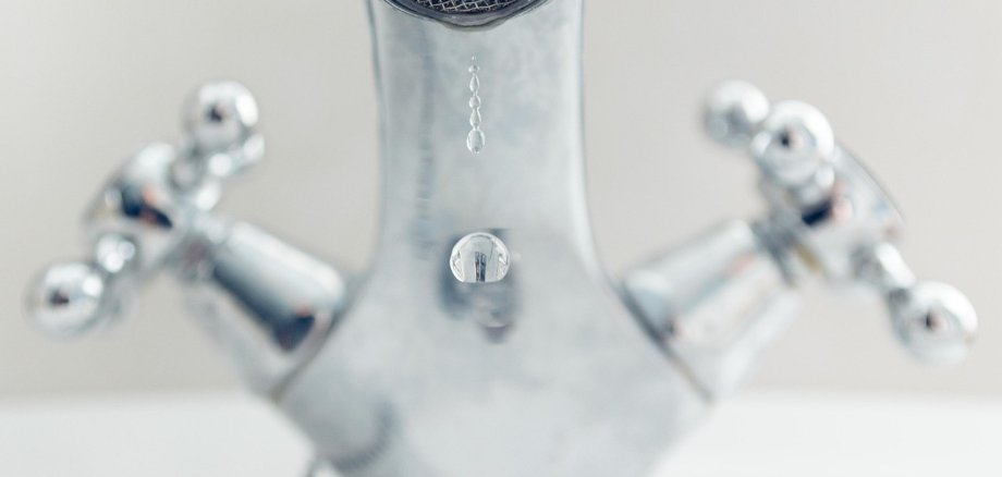 Ein tropfender Wasserhahn
