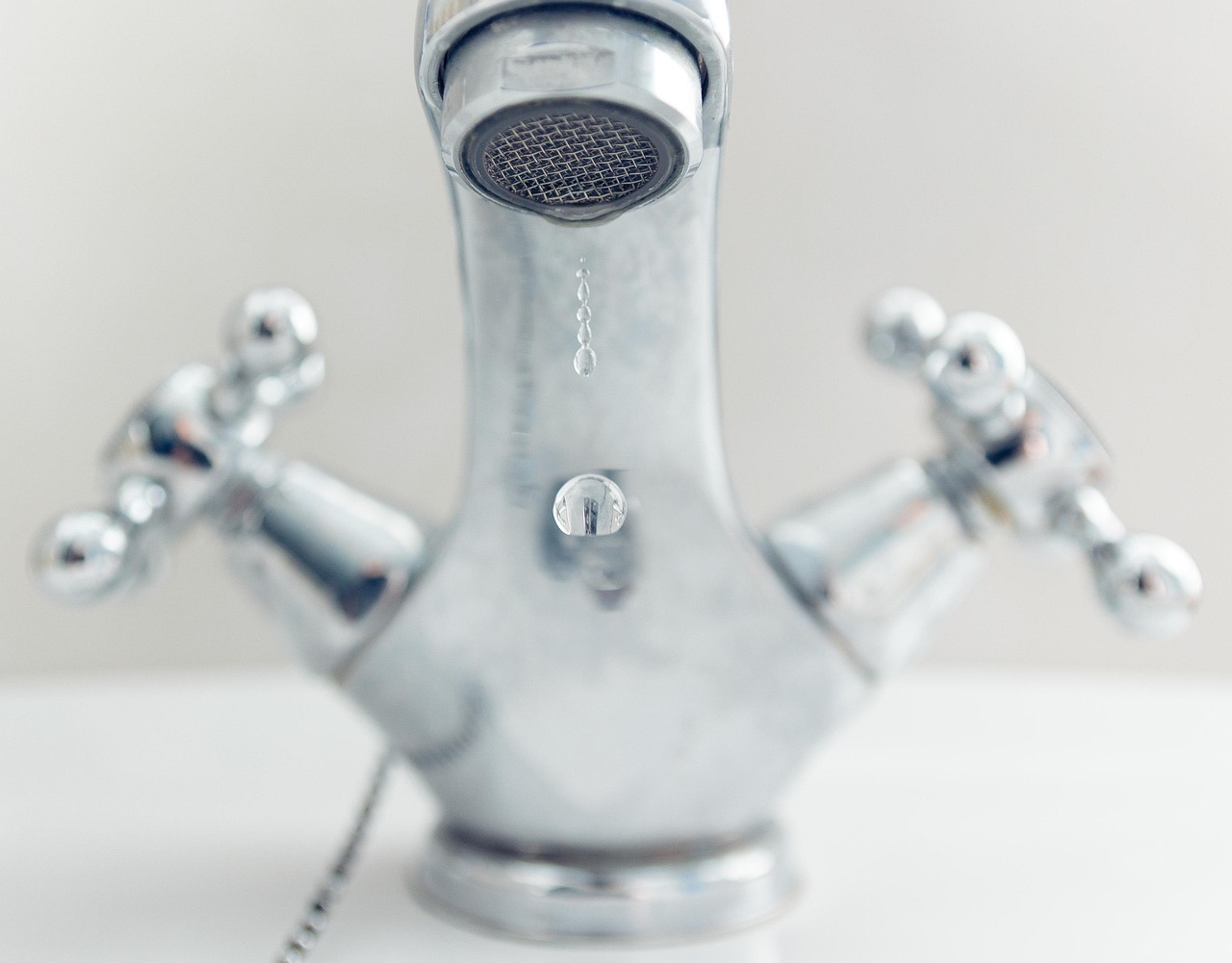 Tropfender Wasserhahn Ein tropfender Wasserhahn