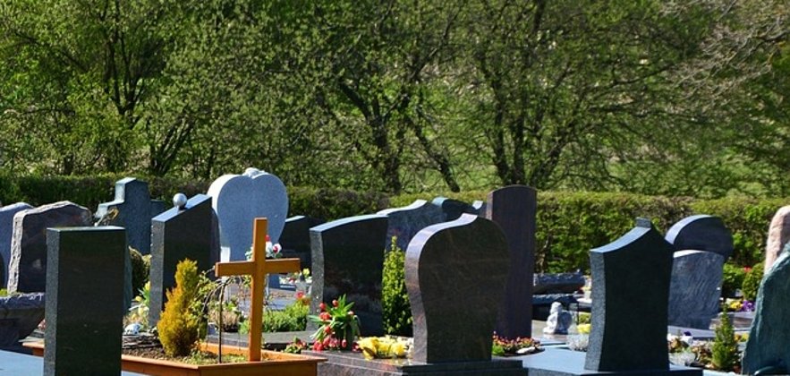 Grabsteine und Grabkreuze auf einem Friedhof