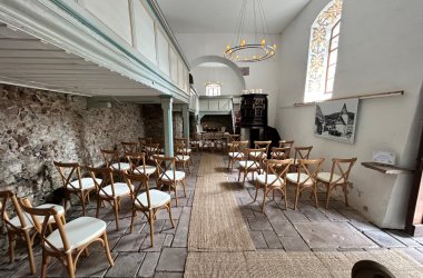 Alte Kirche Bischoffen Blick in Richtung Trautisch mit Stühlen für Gäste rechts und links