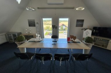 Sitzungszimmer Rathaus Blick auf den Trautisch im Sitzungszimmer