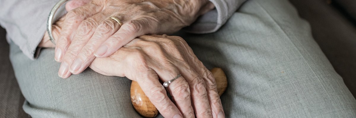 Seniorin Seniorin mit übereinander gelegten Händen