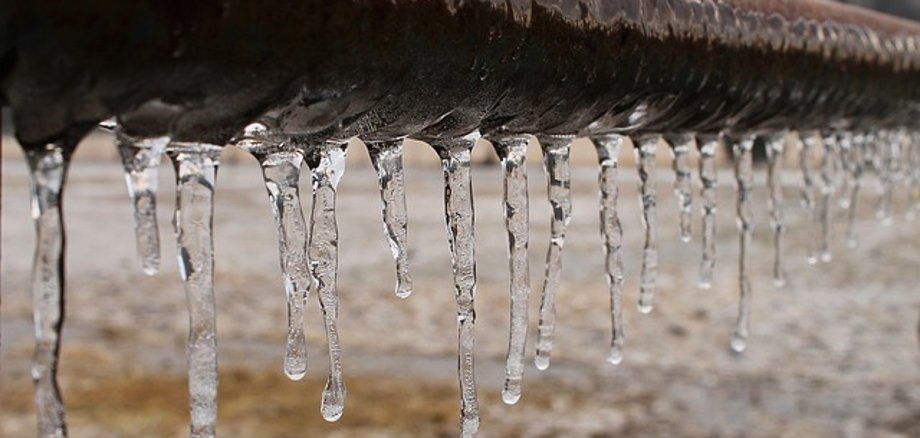 Eiszapfen an einer Wasserleitung