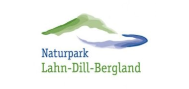 Logo Naturpark mit grünem Berg und blauem See