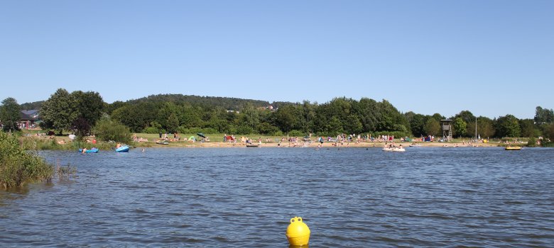 Seeseitiger Blick auf die Badestelle am Aartalsee 