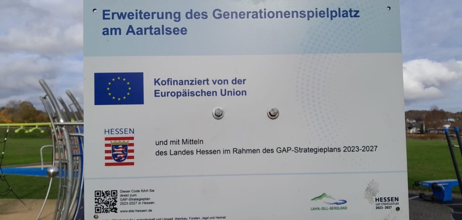 Infotafel über Förderung Infotafel über geförderte Maßnahme des Spielgerätes