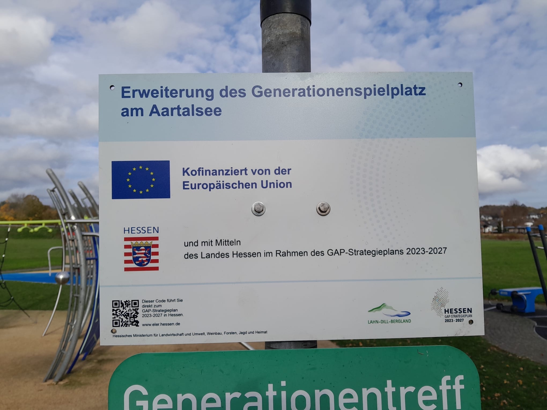 Infotafel über geförderte Maßnahme des Spielgerätes