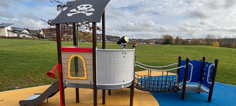 Spielgerät auf Generationenspielplatz Spielgerät zum Klettern und Rutschen