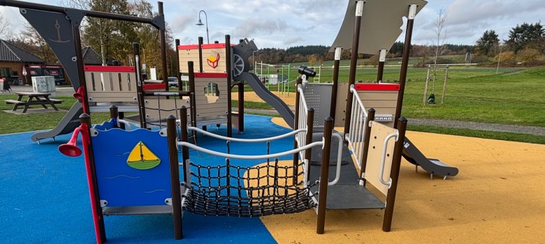 Spielgerät Generationenspielplatz Spielgerät zum Klettern und Rutschen