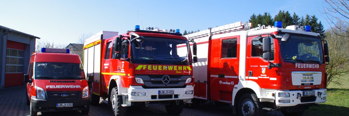 Feuerwehr Niederweidbach Frontalaufnahme von drei Einsatzfahrzeugen