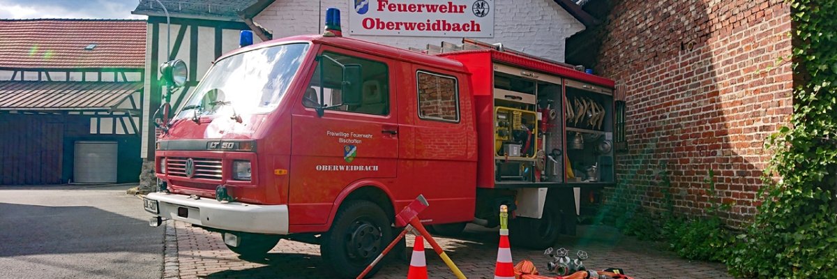 Feuerwehr Oberweidbach Seitenansicht eines Einsatzfahrzeuges