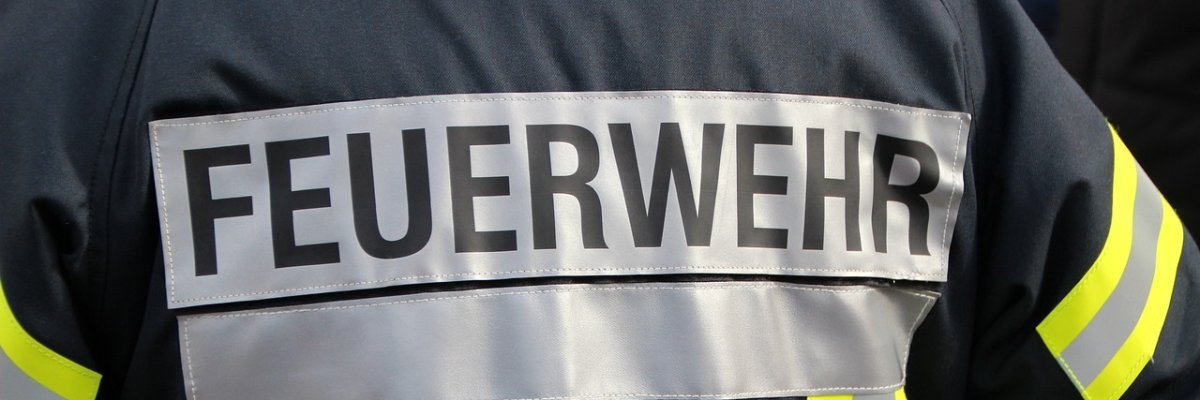 Uniformjacke Feuerwehr Jacke eines Feuerwehrmannes von hinten mit Schriftzug Feuerwehr